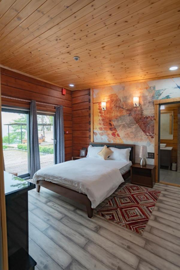 Saffronstays Paradise Pines, Dehradun - Cliff Villa With Valley & Forest Views Buitenkant foto