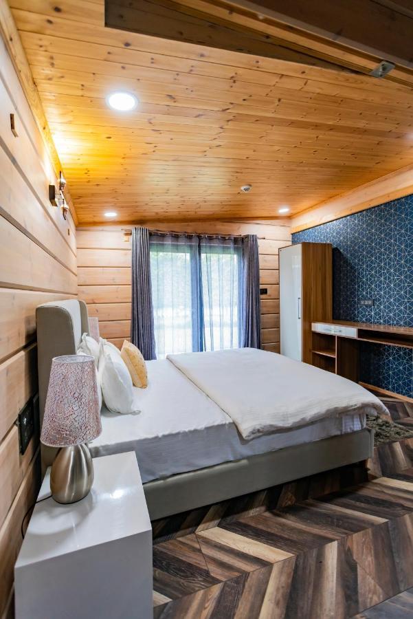 Saffronstays Paradise Pines, Dehradun - Cliff Villa With Valley & Forest Views Buitenkant foto